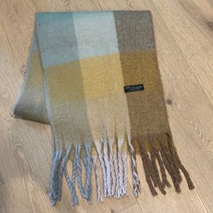 NWOT cashmere scarf/throw size 17”x72”